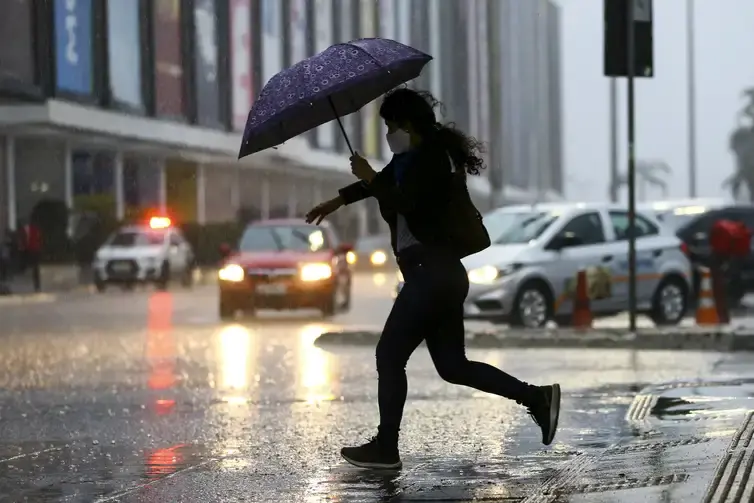 Brasil tem contraste climático: temporais no Norte e seca no Centro-Oeste
