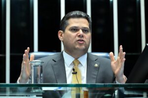 Alcolumbre evita prazo para votar PEC do fim da escala 6x1