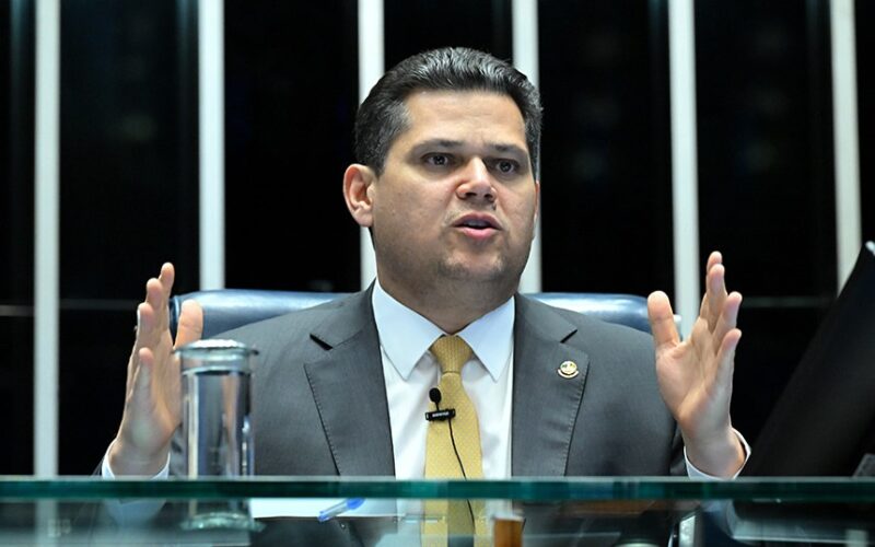 Alcolumbre evita prazo para votar PEC do fim da escala 6x1