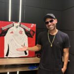 Camisa do Flamengo autografada em rifa para Dona Rosi