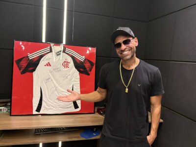 Camisa do Flamengo autografada em rifa para Dona Rosi