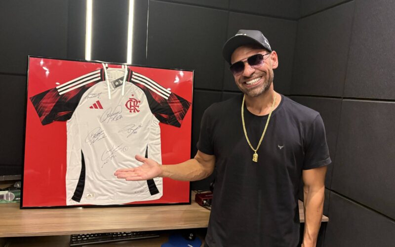 Camisa do Flamengo autografada em rifa para Dona Rosi