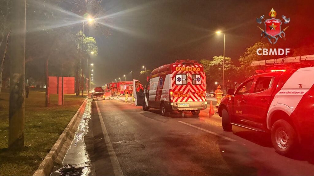 Incêndio em carro interdita Eixão Sul e desvia trânsito