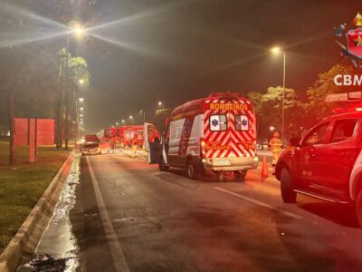Incêndio em carro interdita Eixão Sul e desvia trânsito