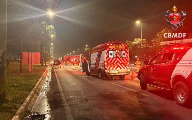 Incêndio em carro interdita Eixão Sul e desvia trânsito
