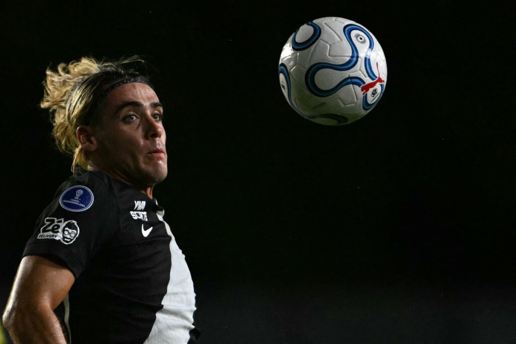 Vasco 0x3 Bragantino: torcida xinga e atira copos em Renato