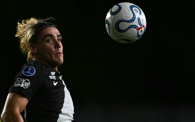Vasco 0x3 Bragantino: torcida xinga e atira copos em Renato