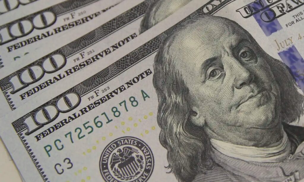 Dólar cai a R$ 5,02 com alta do petróleo e tensão no Oriente Médio