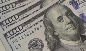Dólar cai a R$ 5,02 com alta do petróleo e tensão no Oriente Médio