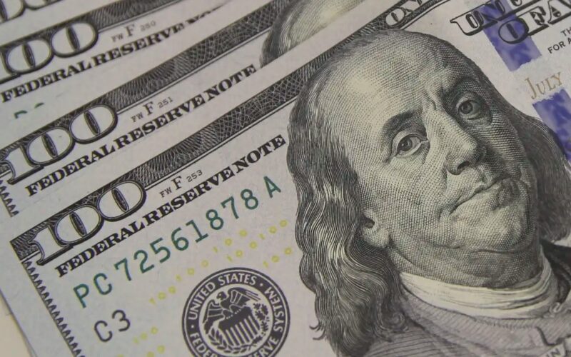 Dólar cai a R$ 5,02 com alta do petróleo e tensão no Oriente Médio