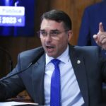 Flávio Bolsonaro vê perseguição em ação contra produtora de filme