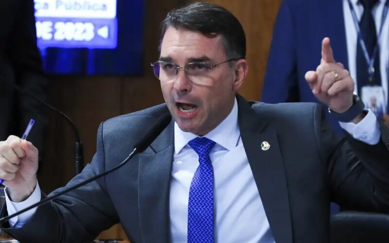 Flávio Bolsonaro vê perseguição em ação contra produtora de filme