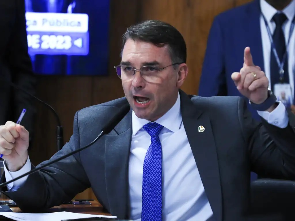Flávio Bolsonaro vê perseguição em ação contra produtora de filme