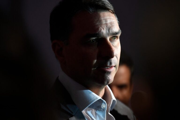Flávio quer base ampla para mudar Constituição e reduzir ministérios