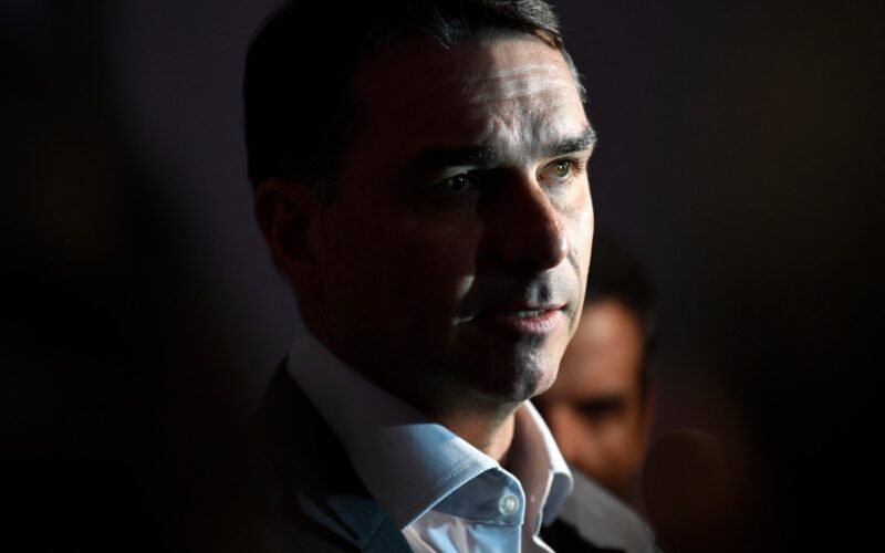 Flávio quer base ampla para mudar Constituição e reduzir ministérios