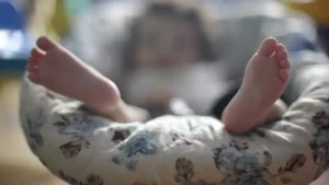 Mãe é condenada por abandonar bebê de 16 dias sozinha em casa