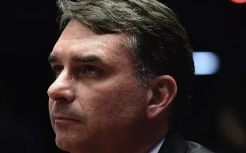 Flávio Bolsonaro critica relação do pai com imprensa