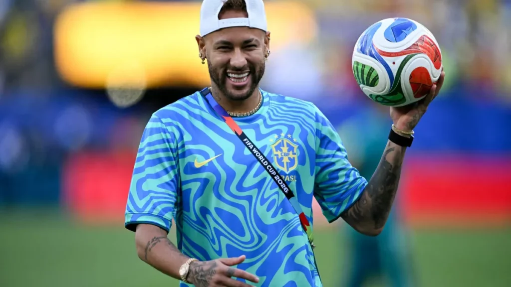 Neymar é batizado em treino da Seleção e anima grupo na Copa