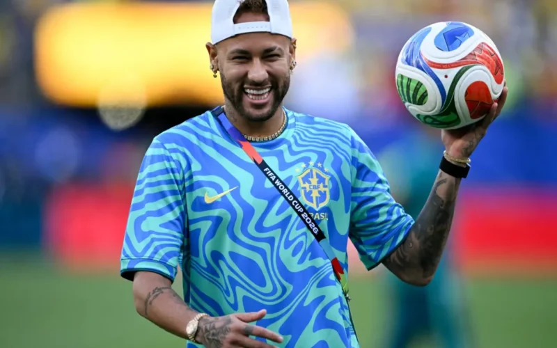 Neymar é batizado em treino da Seleção e anima grupo na Copa