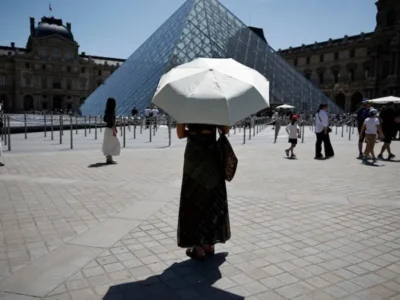 França ativa célula de crise em meio a onda de calor e festa