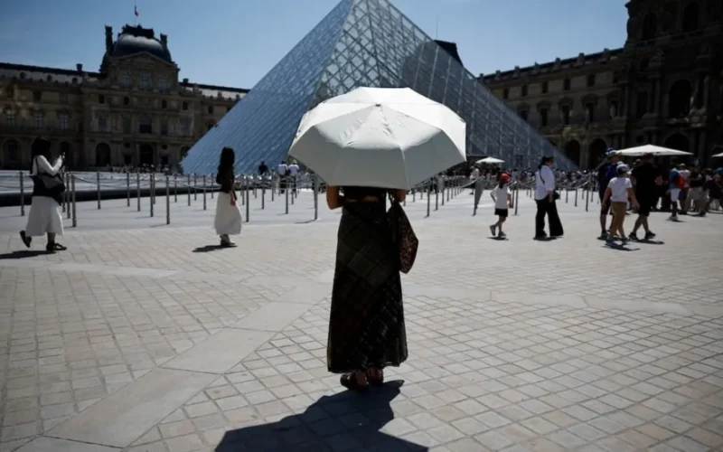 França ativa célula de crise em meio a onda de calor e festa