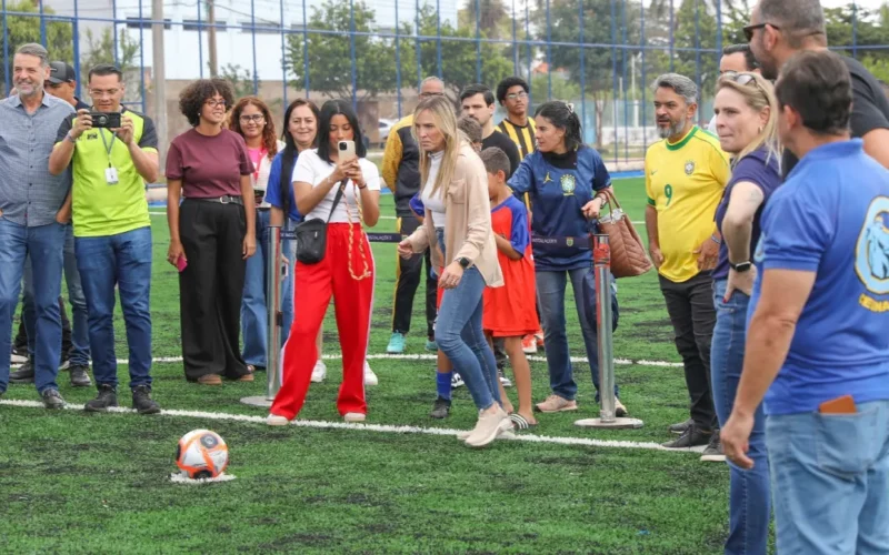 Celina Leão inaugura reforma de campos sintéticos em Taguatinga e Samambaia