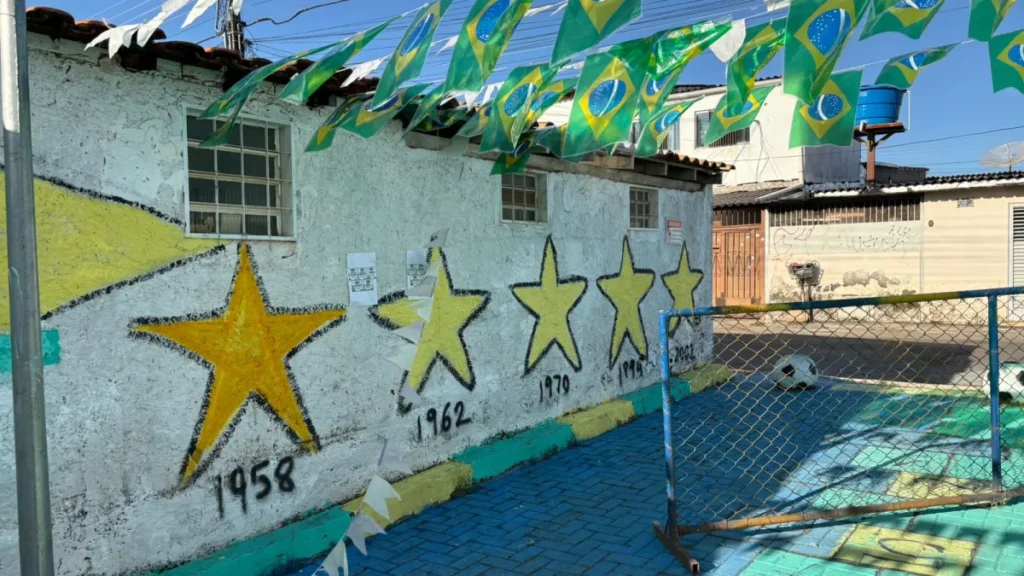 Beco do Cruzeiro se transforma em point da torcida brasileira