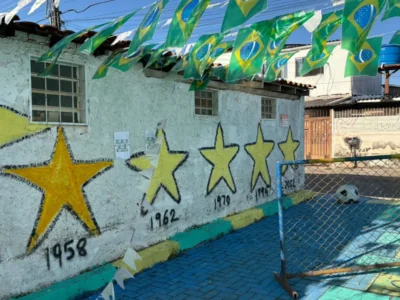 Beco do Cruzeiro se transforma em point da torcida brasileira