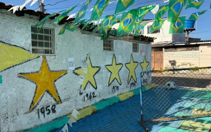 Beco do Cruzeiro se transforma em point da torcida brasileira