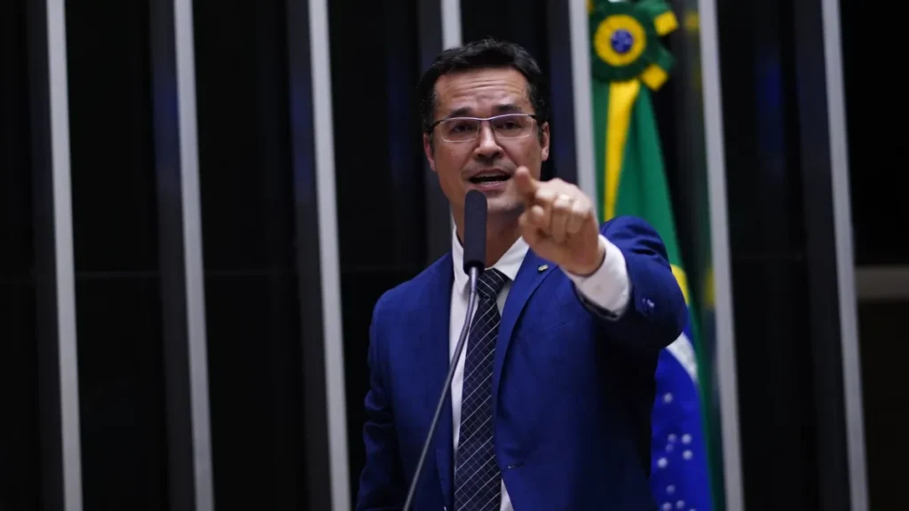 Deltan Dallagnol cogita lançar esposa ao Senado