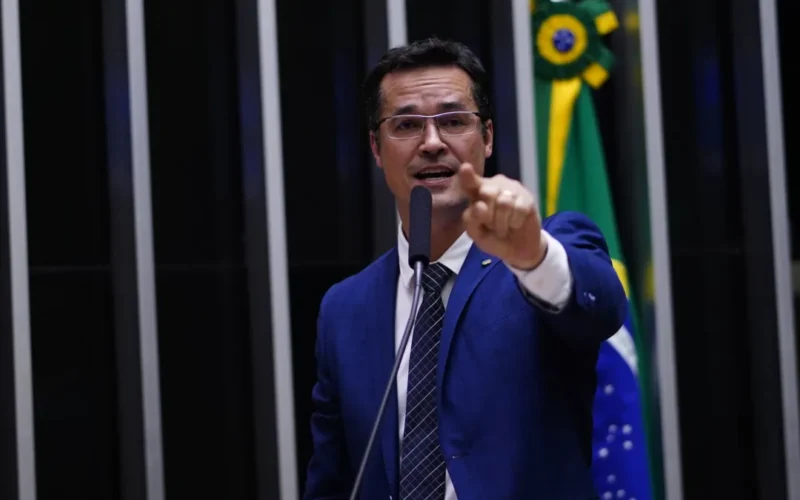 Deltan Dallagnol cogita lançar esposa ao Senado