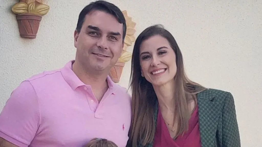 Esposa de Flávio Bolsonaro defende senador após ataque de Michelle