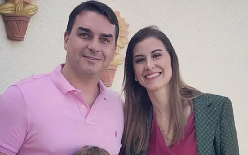 Esposa de Flávio Bolsonaro defende senador após ataque de Michelle