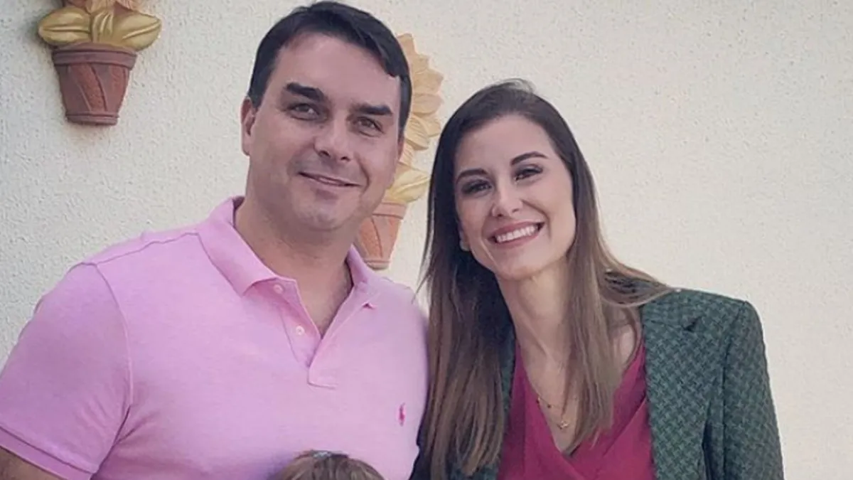Esposa de Flávio Bolsonaro defende senador após ataque de Michelle