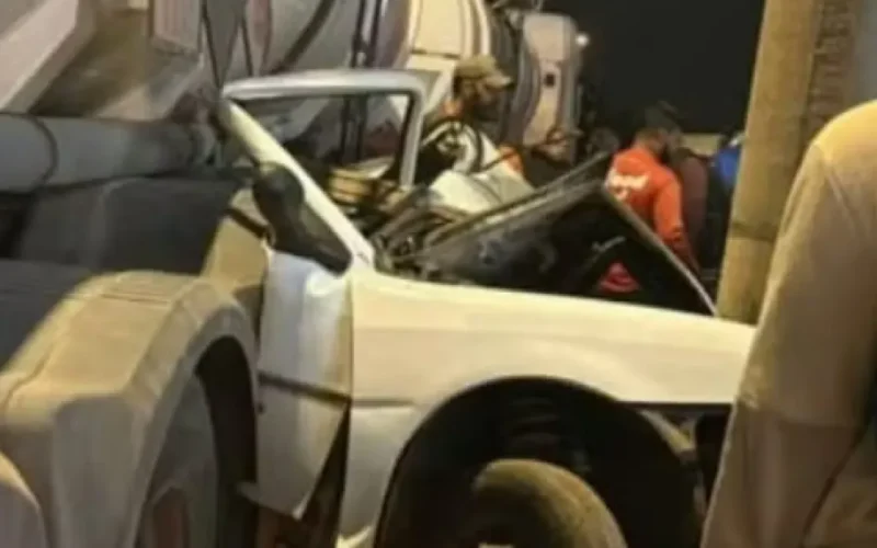 Motorista morre após carro ficar prensado entre caminhão e poste em GO