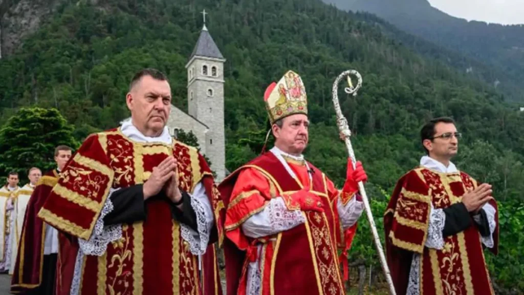 Vaticano excomunga líderes de grupo ultratradicionalista