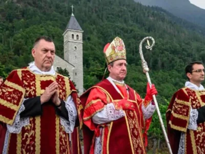 Vaticano excomunga líderes de grupo ultratradicionalista