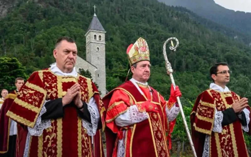 Vaticano excomunga líderes de grupo ultratradicionalista