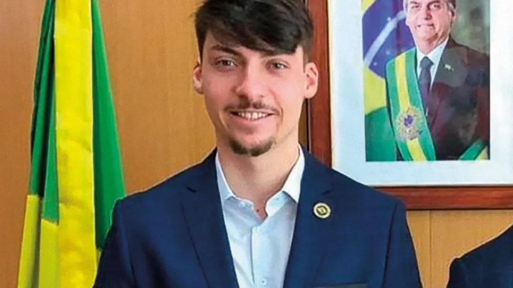 Filho 04 de Bolsonaro anuncia pré-candidatura a deputado federal