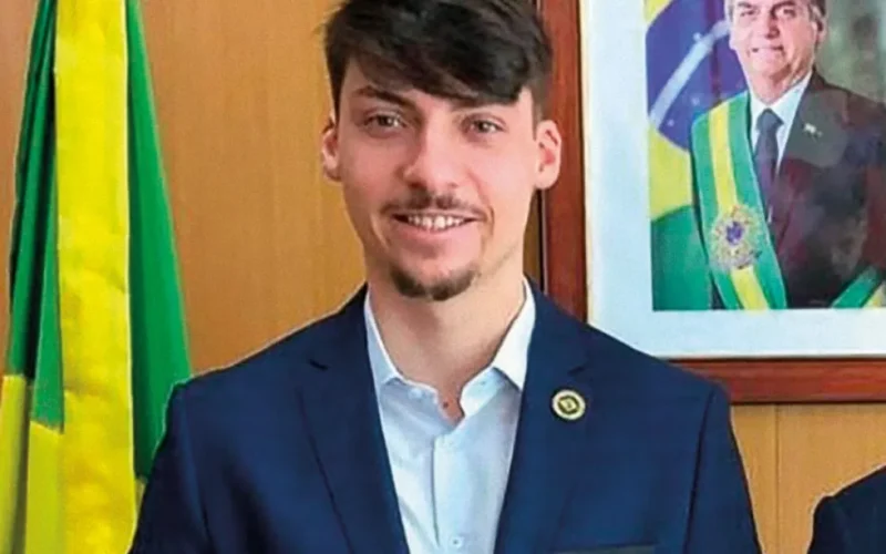 Filho 04 de Bolsonaro anuncia pré-candidatura a deputado federal