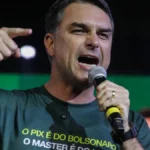 Flávio diz cumprir papel de Lula nos EUA e adia volta por tarifaço