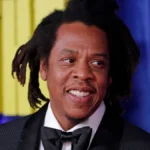 Rihanna sobe ao palco de Jay-Z e brinca: ‘Estou enferrujada’
