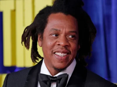Rihanna sobe ao palco de Jay-Z e brinca: ‘Estou enferrujada’