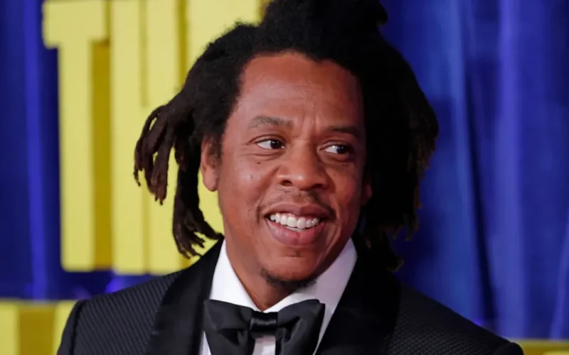 Rihanna sobe ao palco de Jay-Z e brinca: ‘Estou enferrujada’