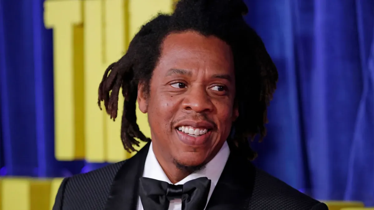 Rihanna sobe ao palco de Jay-Z e brinca: ‘Estou enferrujada’