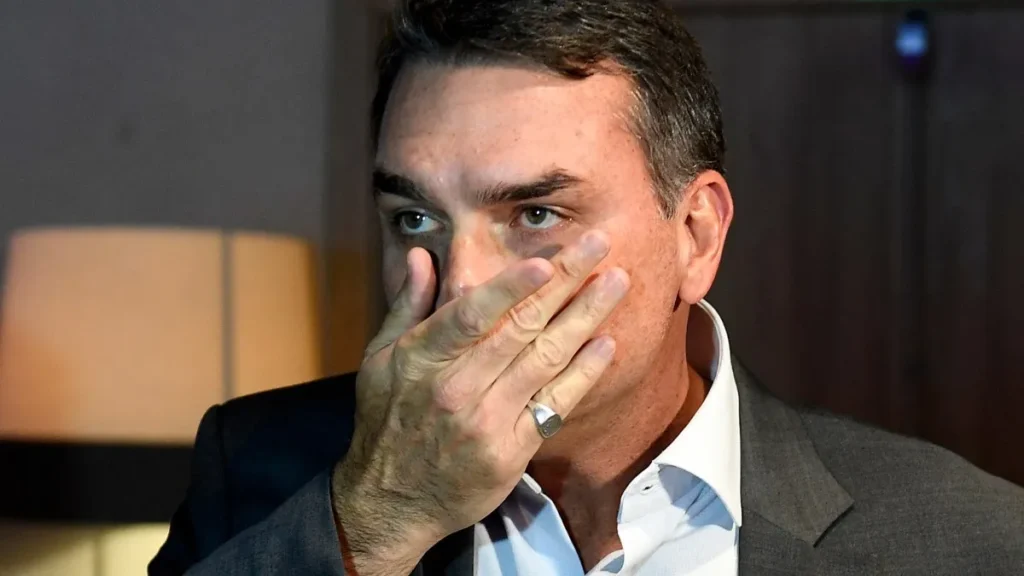 Flávio recorre ao STF contra proibição de ver Bolsonaro