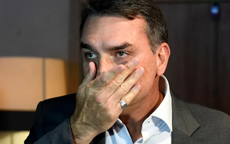 Flávio recorre ao STF contra proibição de ver Bolsonaro