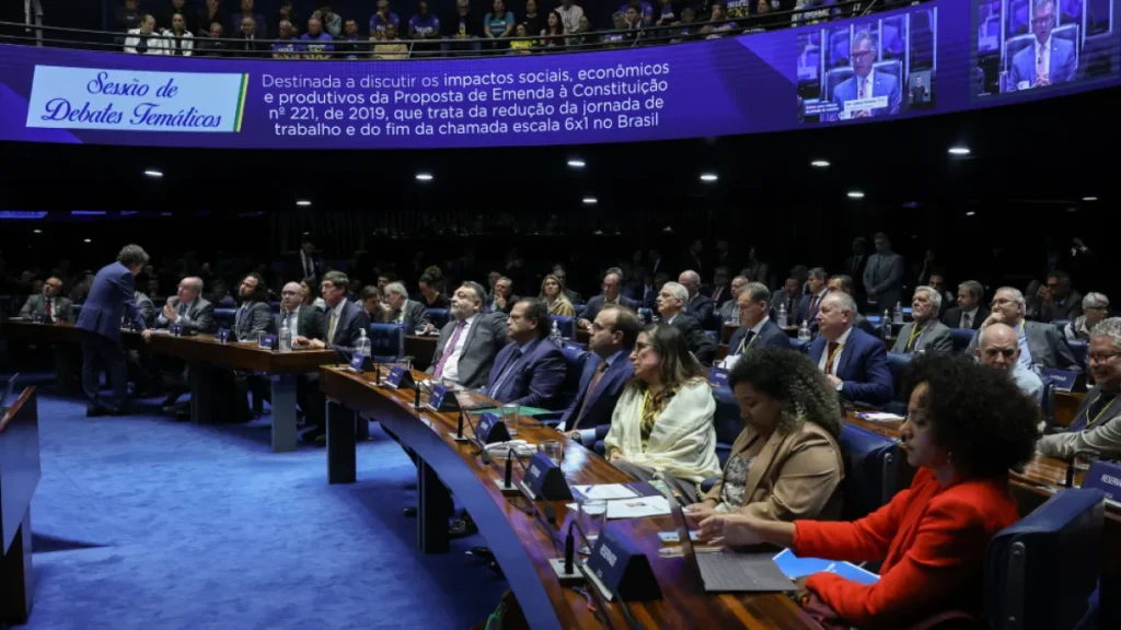 Senado aprova aumento de pena para crimes contra médicos e professores
