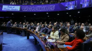 Senado aprova aumento de pena para crimes contra médicos e professores