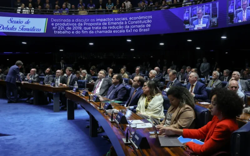 Senado aprova aumento de pena para crimes contra médicos e professores
